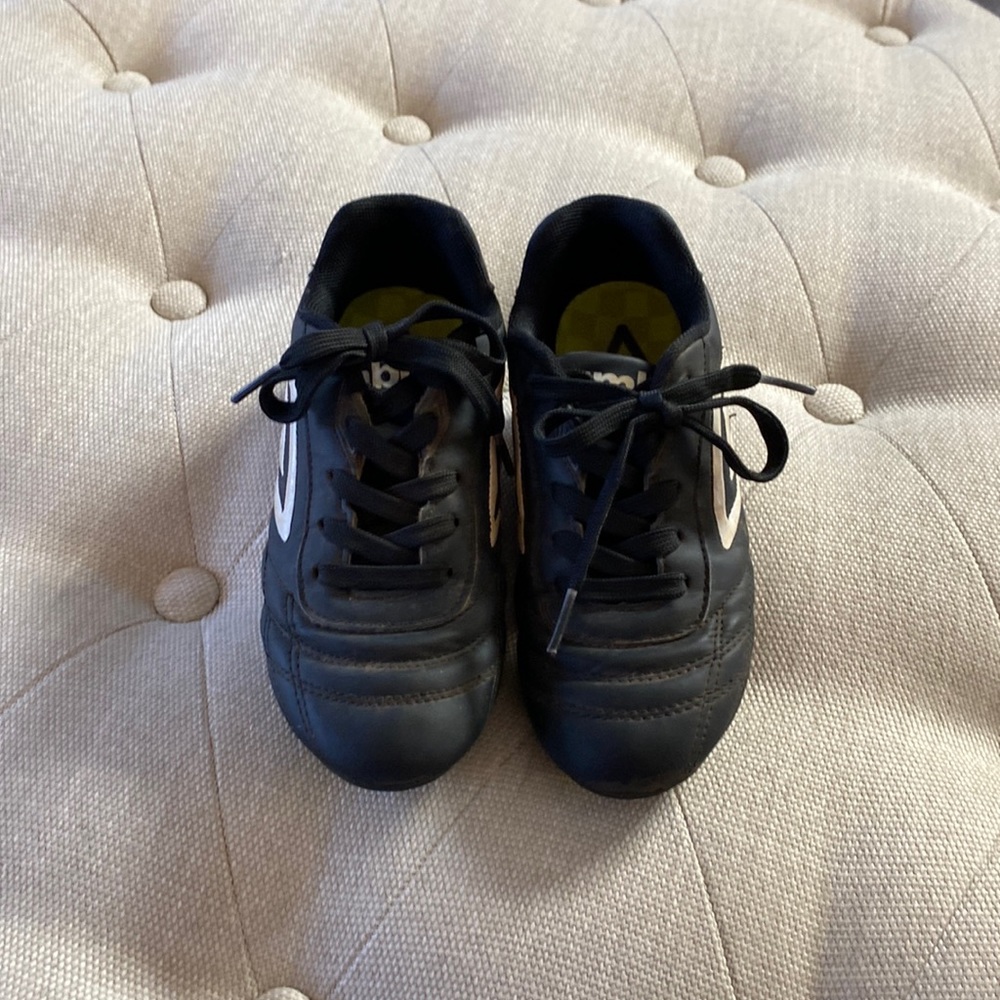 Boy’s Umbro soccer cleats size 13
